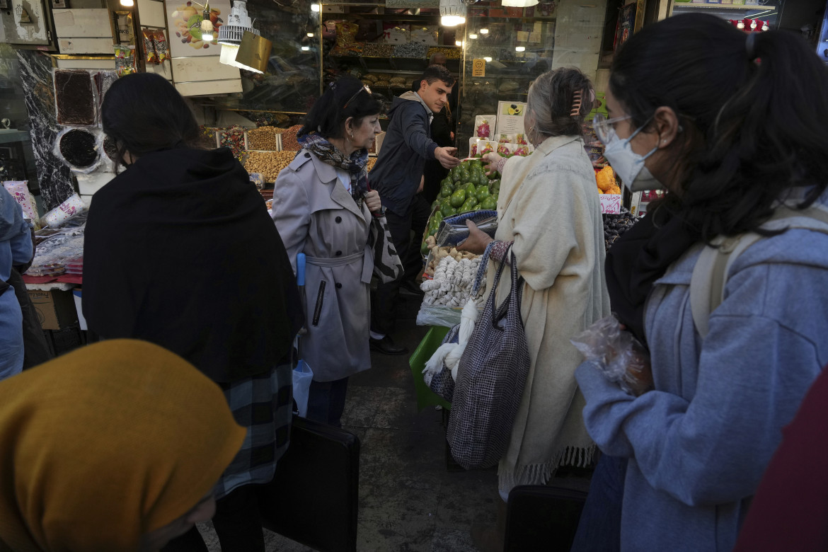 Donne svelate, le soluzioni del regime iraniano non funzionano