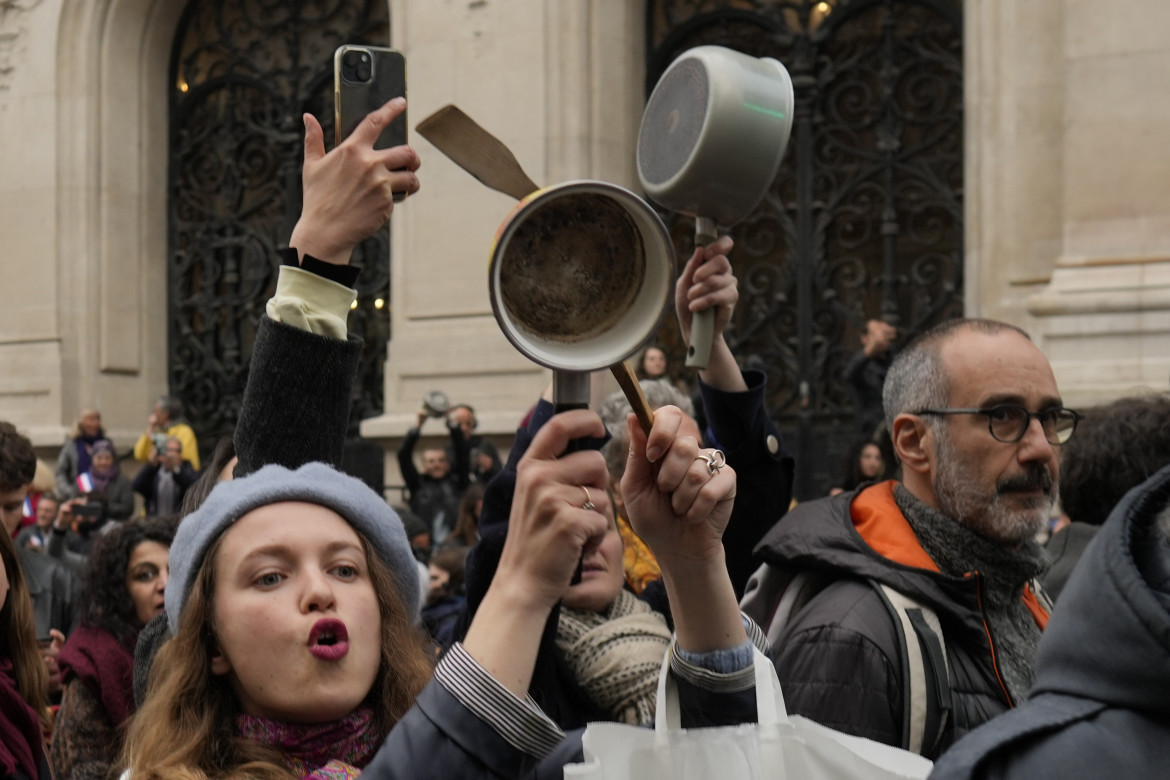 Macron “solenne” in tv, accolto in piazza dal cacerolazo