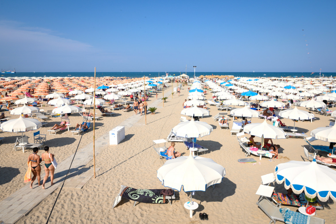 Stabilimenti balneari a Rimini - foto LaPresse