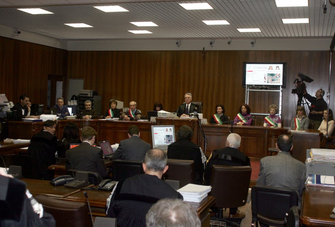 L'aula della Corte d'Assise di Como che nel 2006 ha emesso la sentenza per la "strage di Erba, Foto Ansa