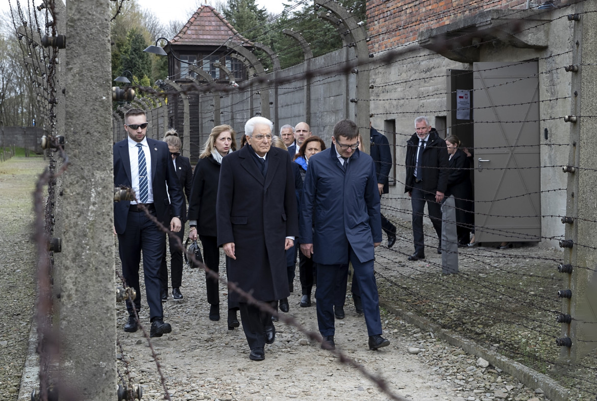 «Fascisti complici». Ad Auschwitz Mattarella ristabilisce la storia