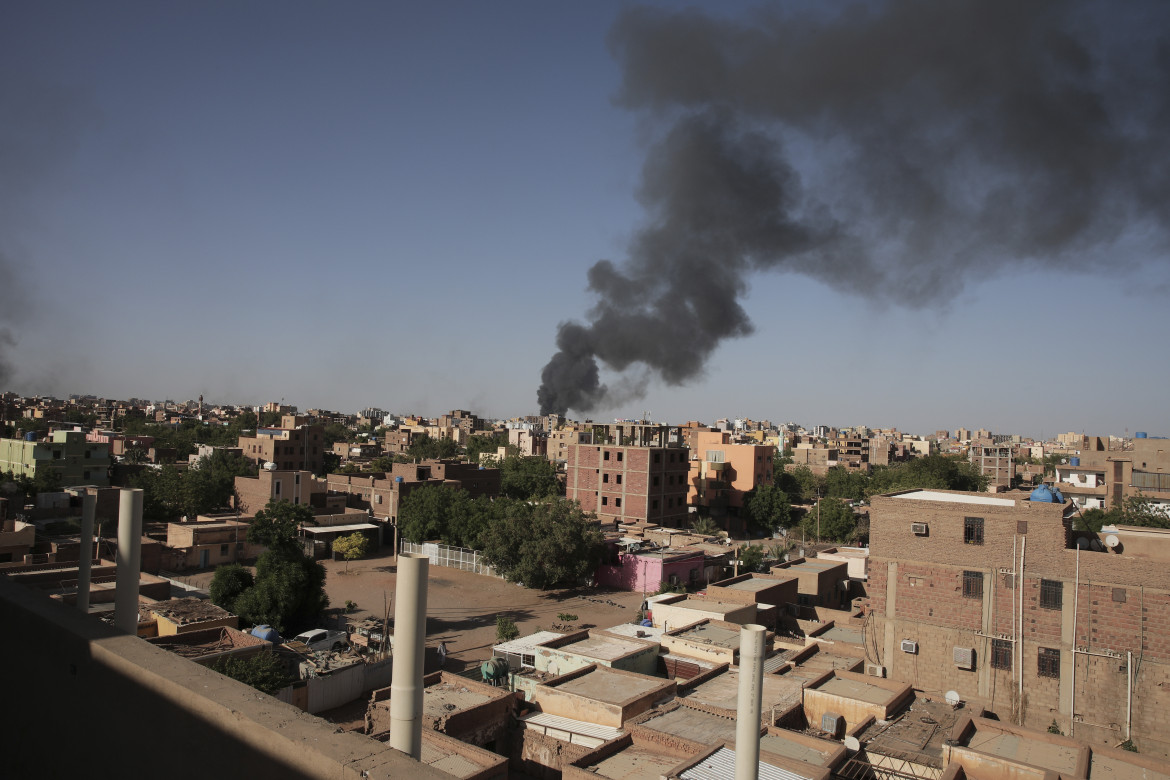 Khartoum, popolazione allo stremo. Si spara e bombarda ovunque