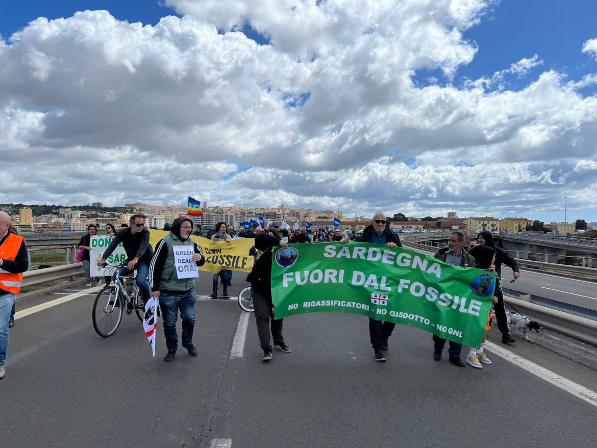 Cagliari, «fuori dal fossile». In corteo contro il rigassificatore