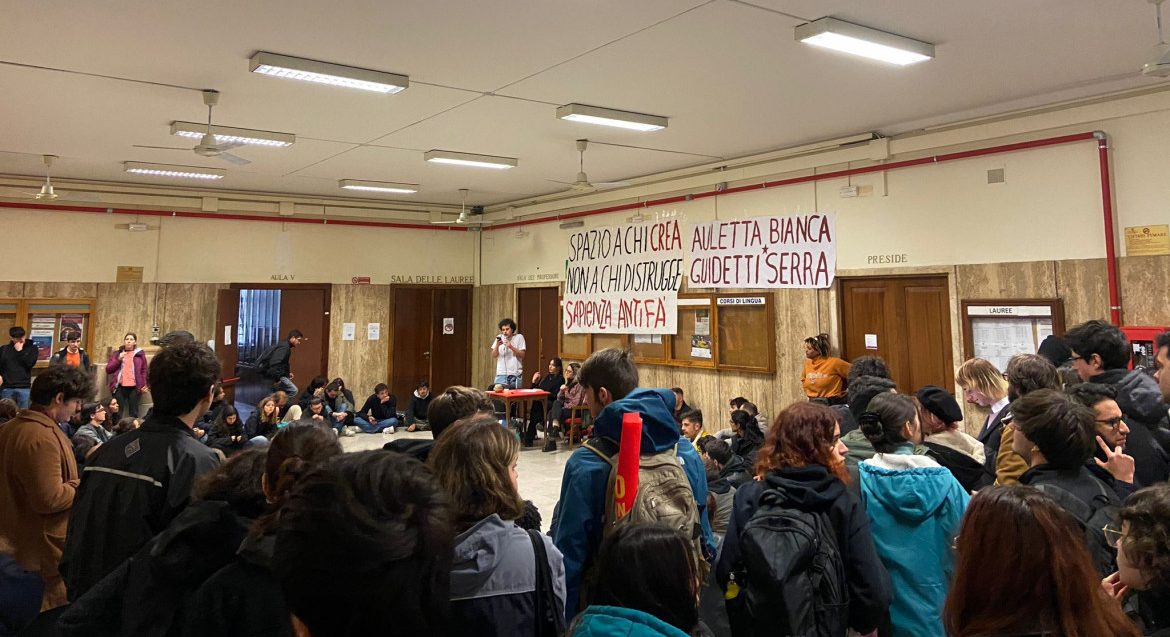 Giurisprudenza, gli studenti: «Intimidazione neofascista contro l’aula autogestita». E occupano