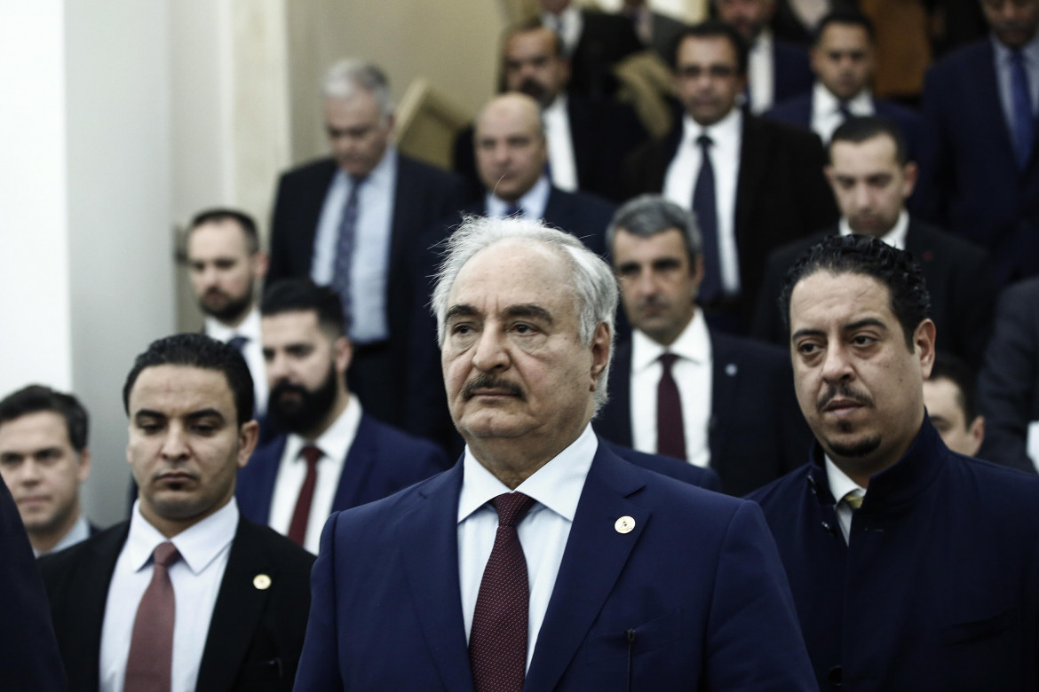 Haftar chiede aiuti per fermare i migranti