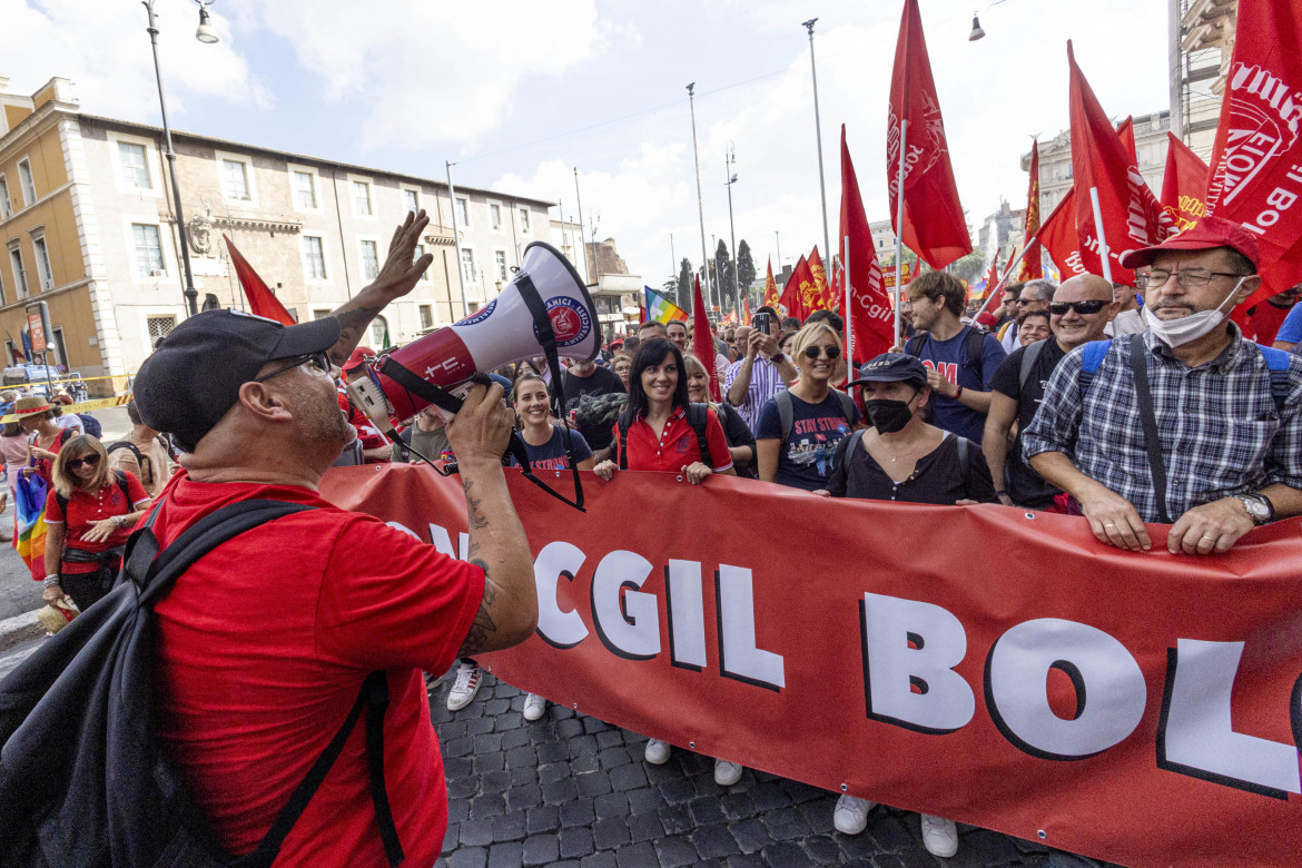 Sindacati in piazza a Bologna: mobilitazione unitaria ma blanda