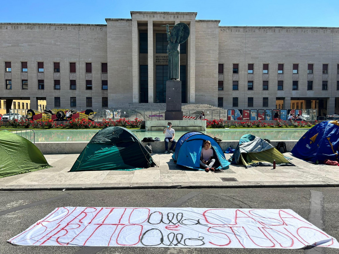 La protesta delle tende: «Senza casa, senza futuro»