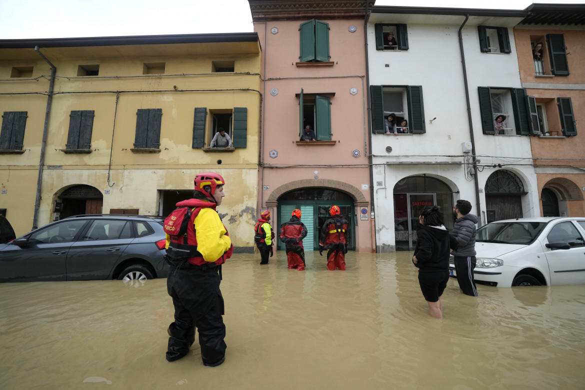 I negazionisti  e le sei cose da fare per salvarci