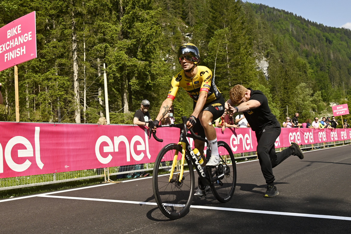 Sul monte Lussari Roglic spinto in rosa dai demoni di casa