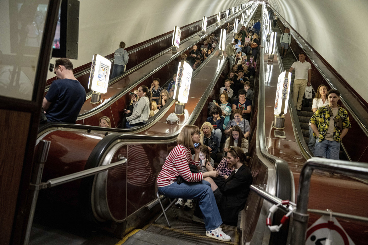 A Kiev le sirene suonano senza sosta. La gente cerca riparo nella metro