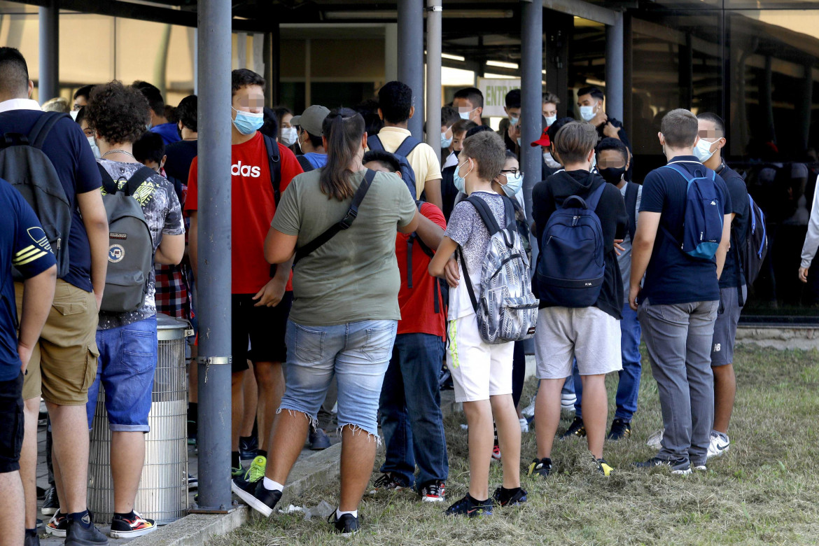 Milano, sedicenne accoltella l’insegnante in classe