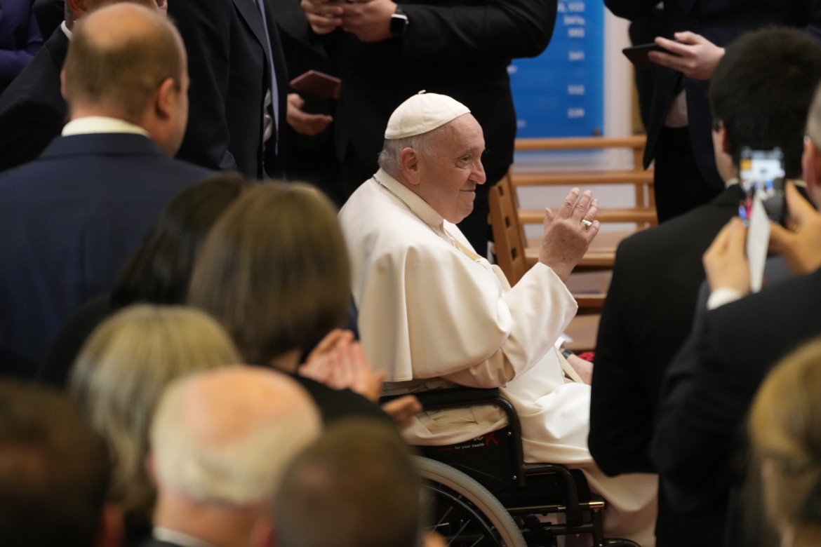 «Parlare di pace imbarazza». Ma il piano del papa va avanti