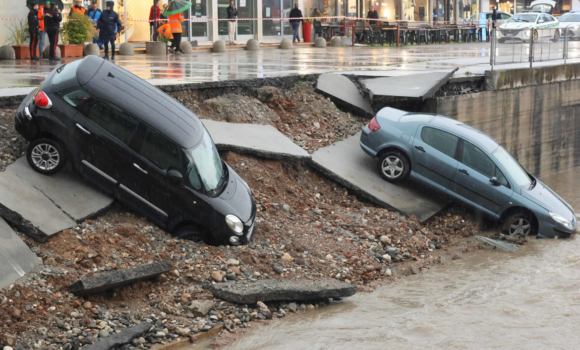 Brescia, auto nel naviglio