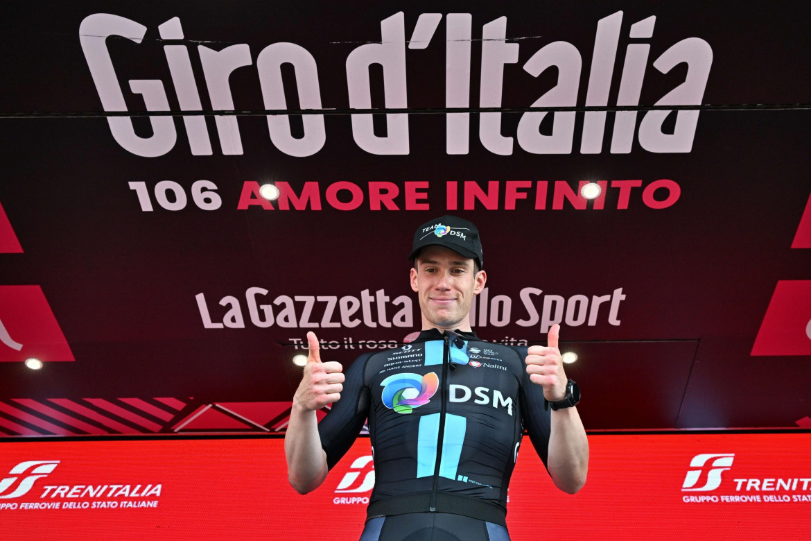 Dainese sprinta in laguna. Da oggi le montagne che decideranno il Giro