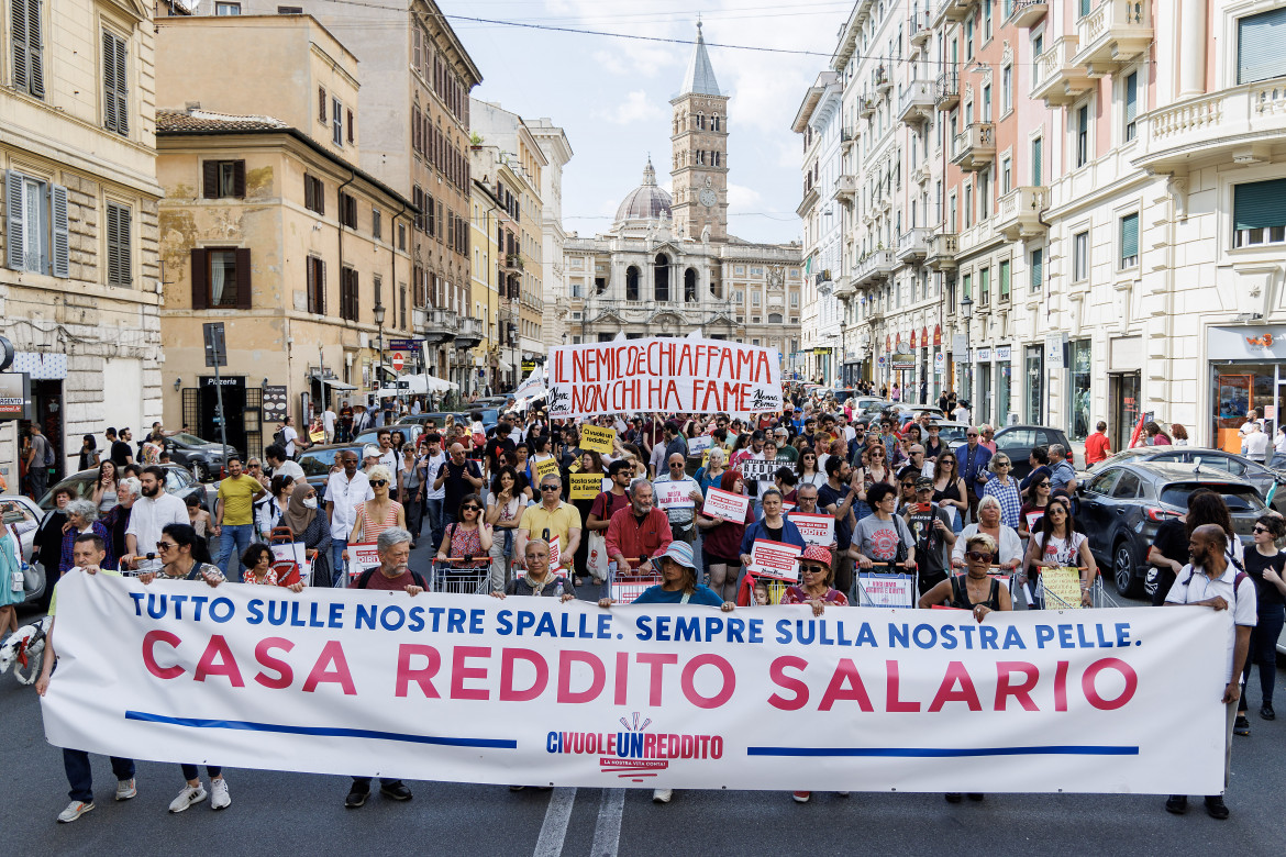 In corteo per un reddito garantito, come minimo: «Questo è il primo passo»