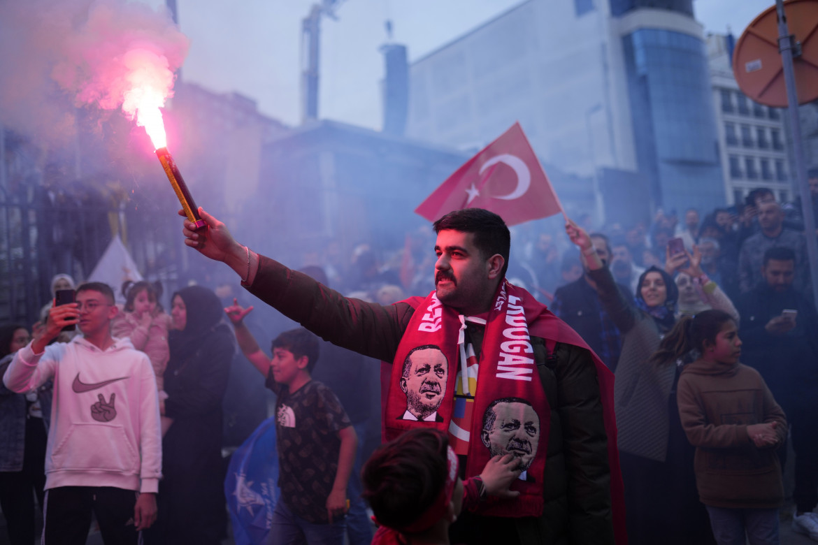 Erdogan resiste: strappa il ballottaggio e occupa il parlamento