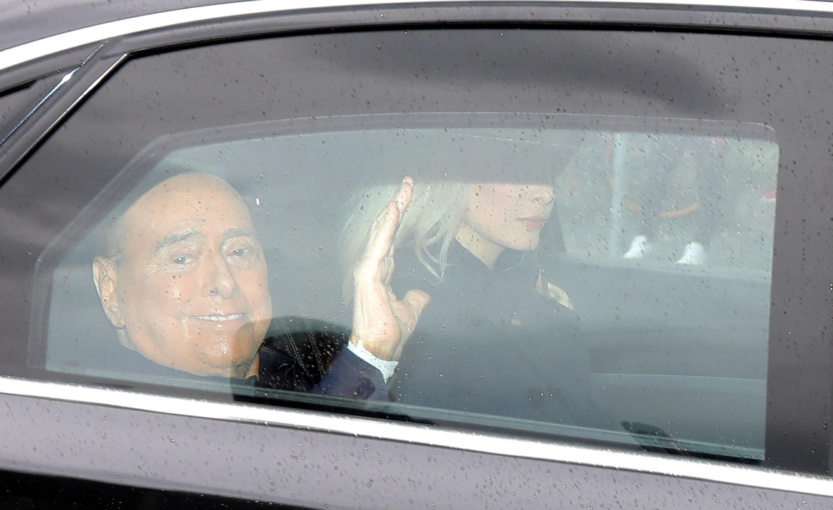 Berlusconi torna a casa. Nel partito è tregua, ma per poco