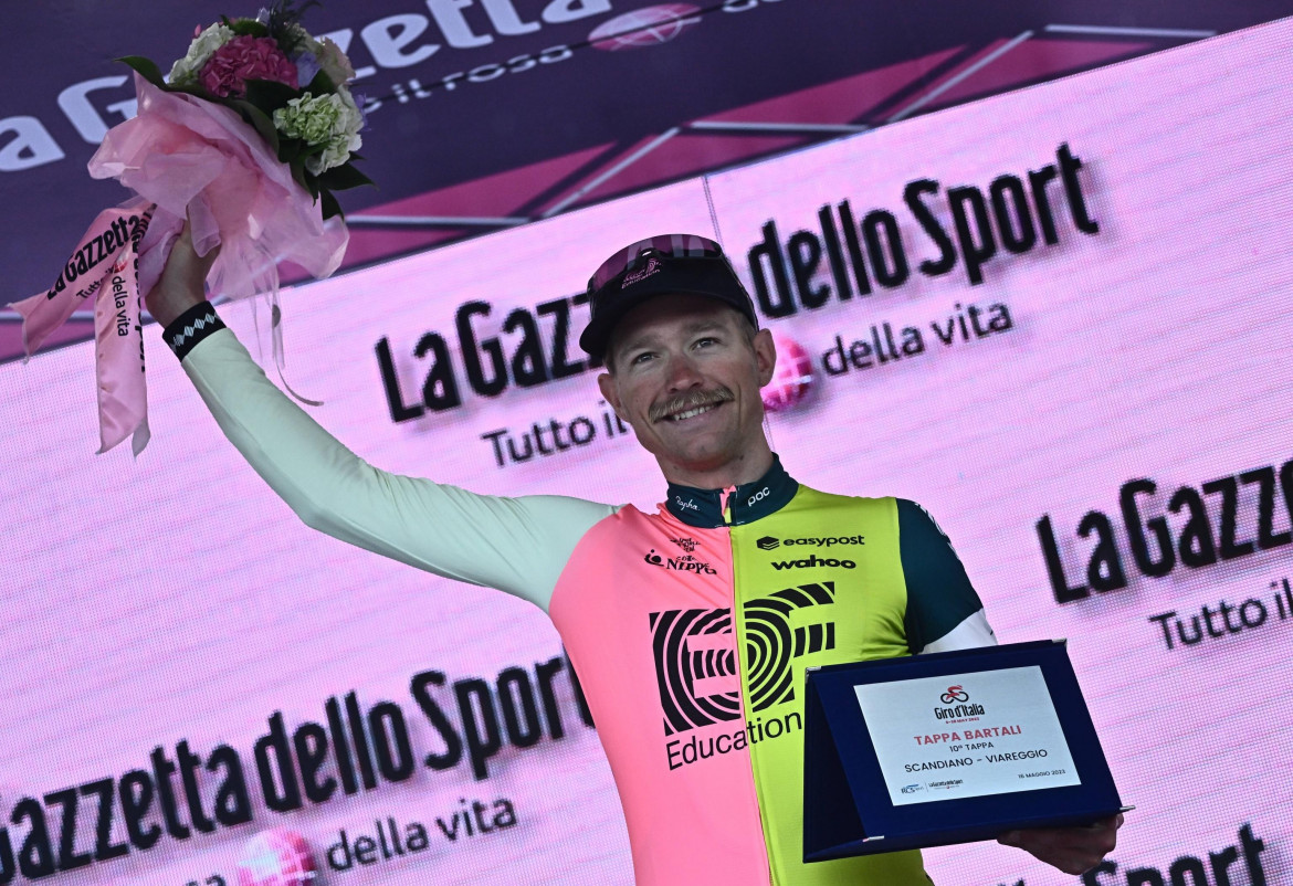 Quel che resta del Giro. Va via Remco e a Viareggio arriva la fuga