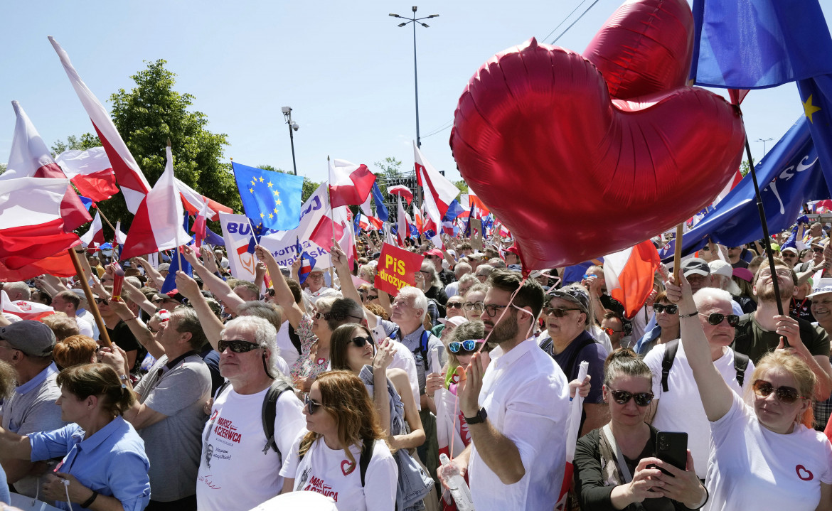 Polonia, il governo del Pis sotto tiro della corte Ue e della piazza