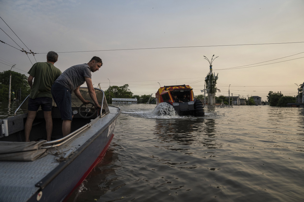 Mosca bombarda i soccorsi di Kherson sepolta dall’acqua