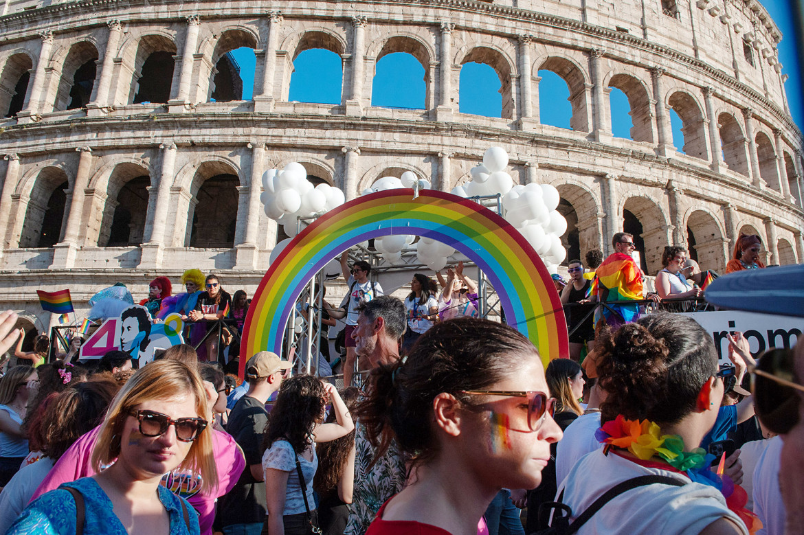 La marea arcobaleno colora Roma e sfida il governo Meloni