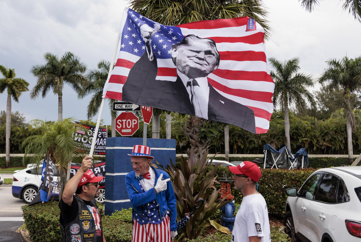 L’arresto di Trump a Miami. I suoi assediano la città