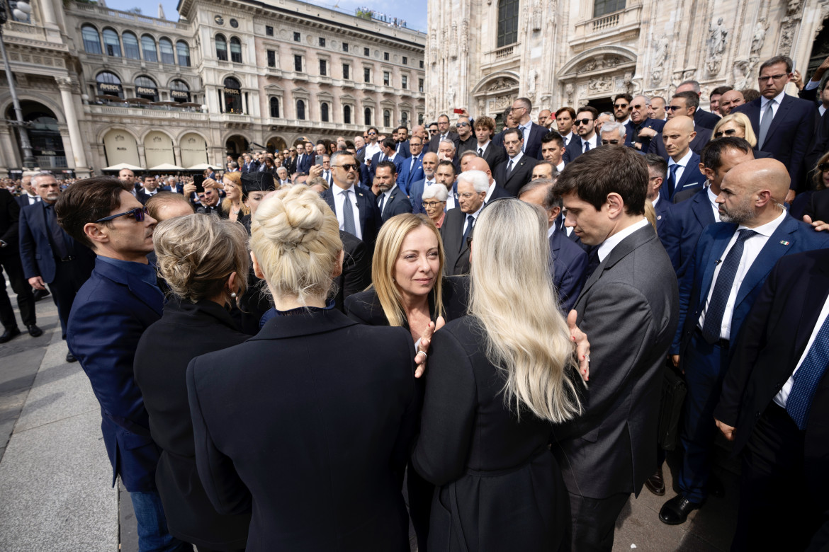 Morto un re, si fa una regina Meloni prenota l’eredità