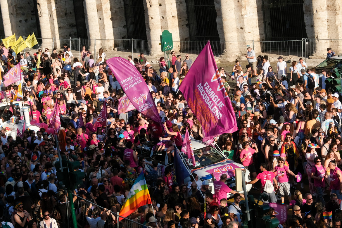 Il tribunale di Milano riconosce due mamme ma non due papà