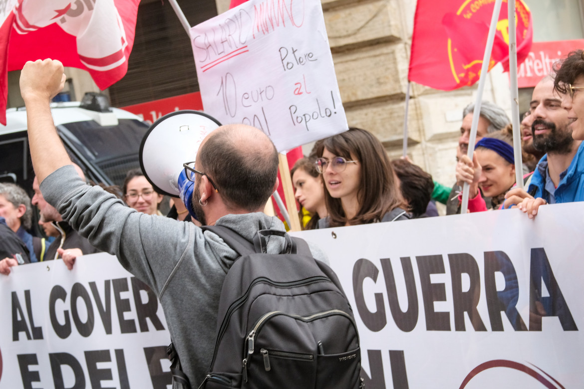 «Il governo Meloni ci ruba il futuro: abbassate le armi, alzate i salari»