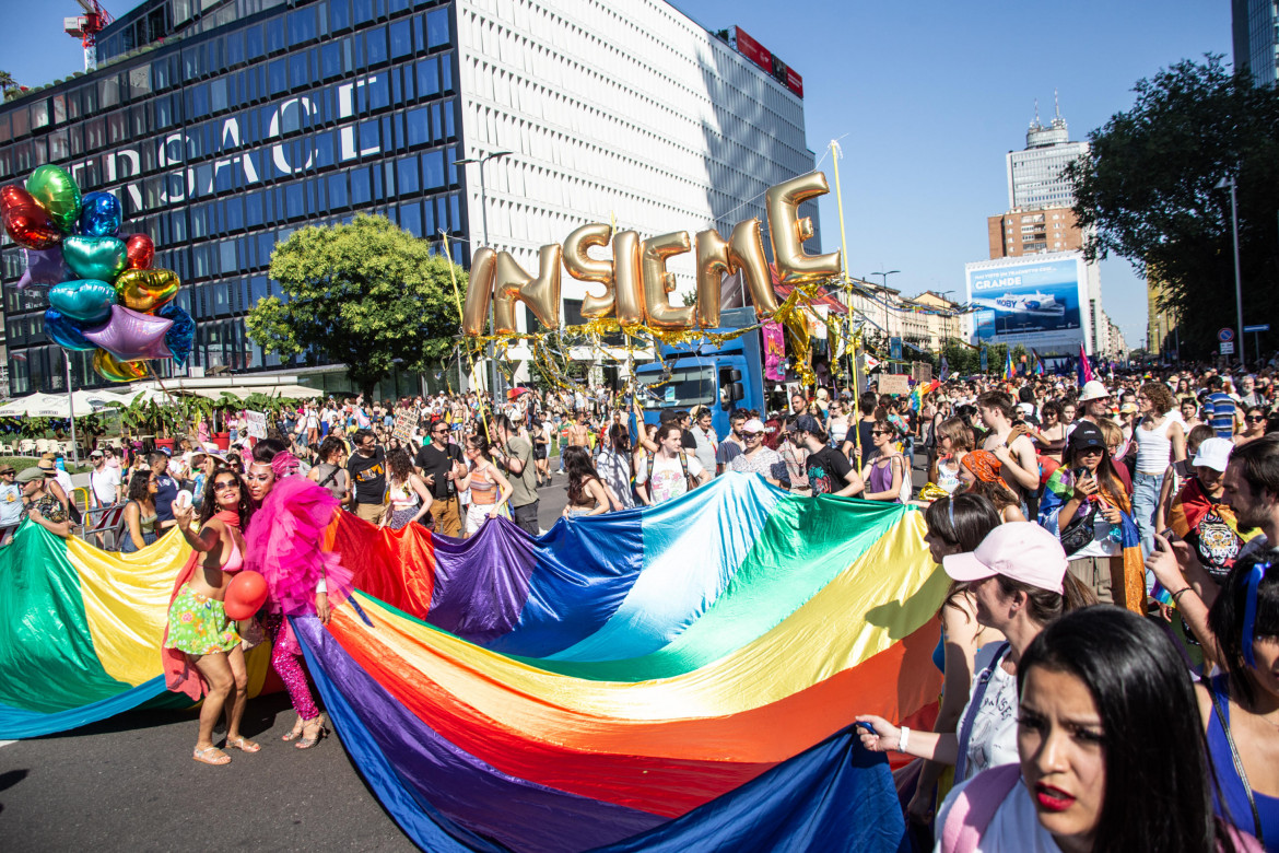 Pride in sette città: «L’amore non si annulla in tribunale»