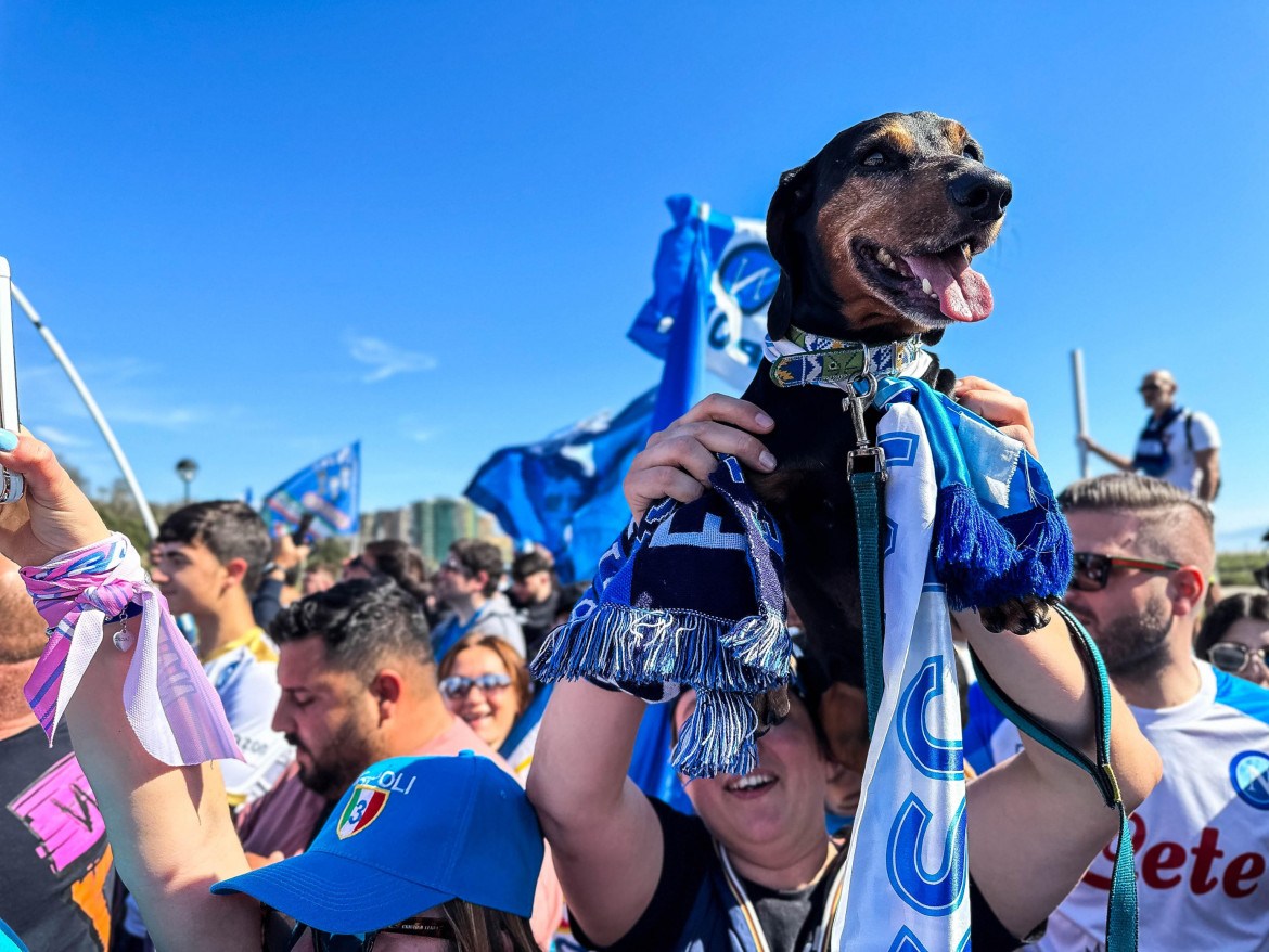 Il tempio e il rito, Napoli nel pallone