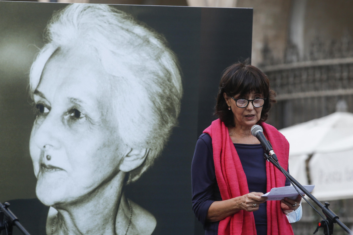 Norma Rangeri durante l'ultimo saluto a Rossana Rossanda in piazza Santi Apostoli, Roma, 24 settembre 2020, foto Fabio Frustaci /Ansa