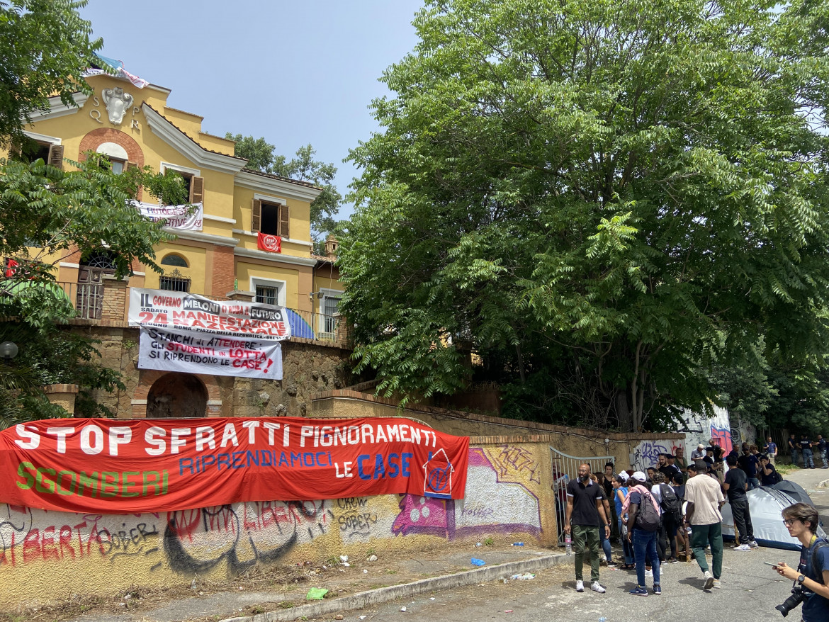 Roma, occupazione e sgombero di una ex scuola