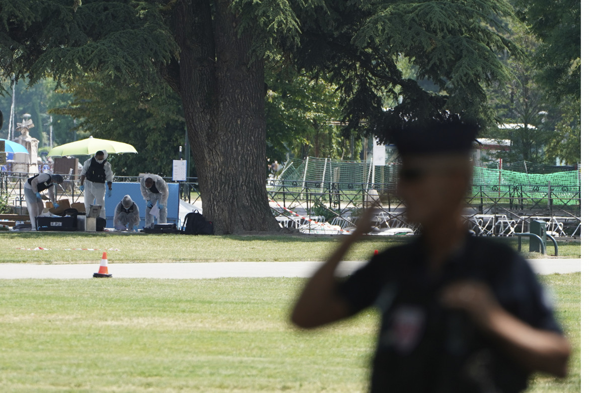 Attacco al parco giochi, quattro bambini feriti: la destra contro i migranti