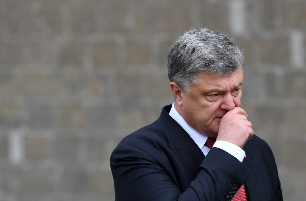 La sfilata di Poroshenko nella Kherson allagata