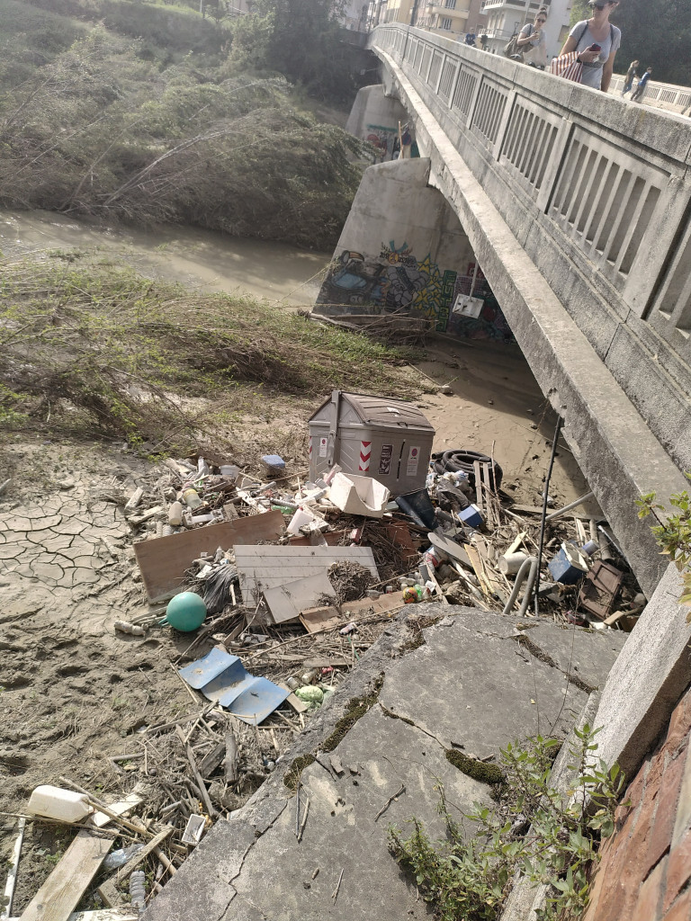 Alluvione, la Riviera inondata da fango maleodorante