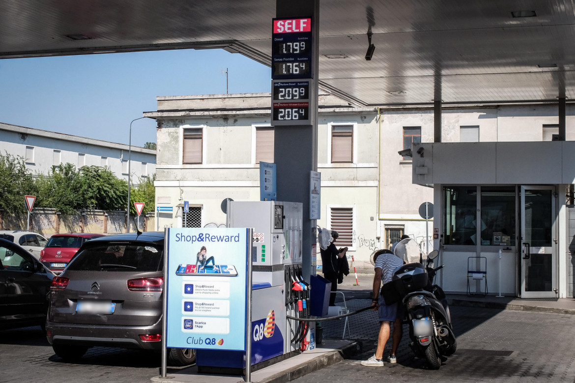 Benzina a 2 euro, Urso: «Non taglieremo le accise»