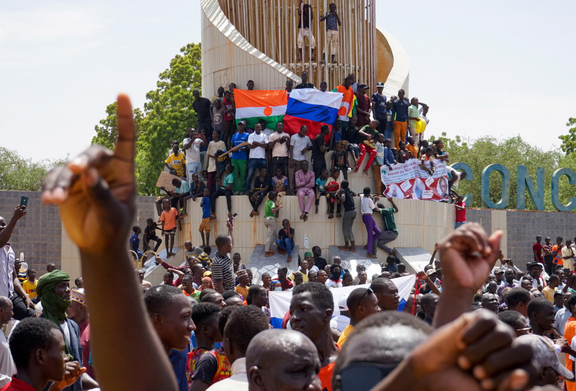 Le bandiere di Niger e Russia di fronte alla sede dell’Assemblea nazionale a Niamey foto Ansa/Issifou Djibo