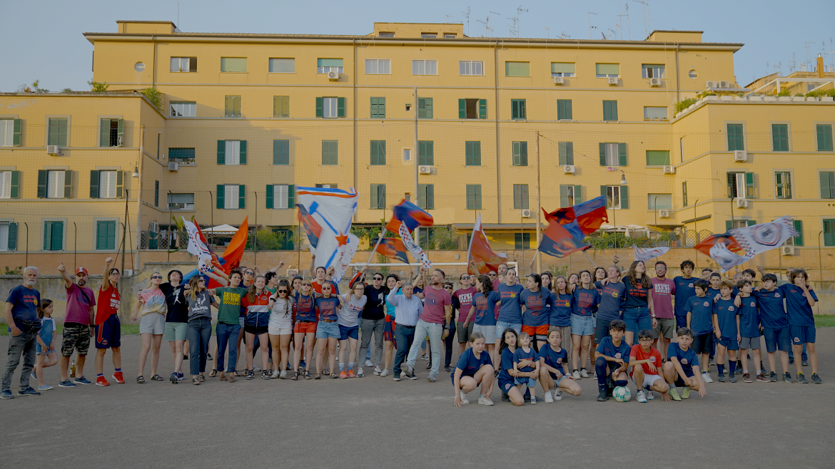 un gruppo di tesserati della polisportiva sul campo dell’Atletico San Lorenzo