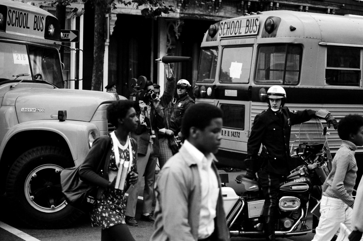 1974, studenti neri scortati dagli agenti nelle scuole di South Boston, foto Getty Images