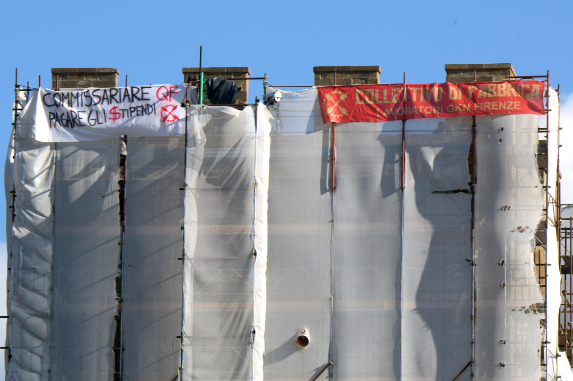 La torre occupata dalla Gkn a Firenze foto di Aleandro Biagianti