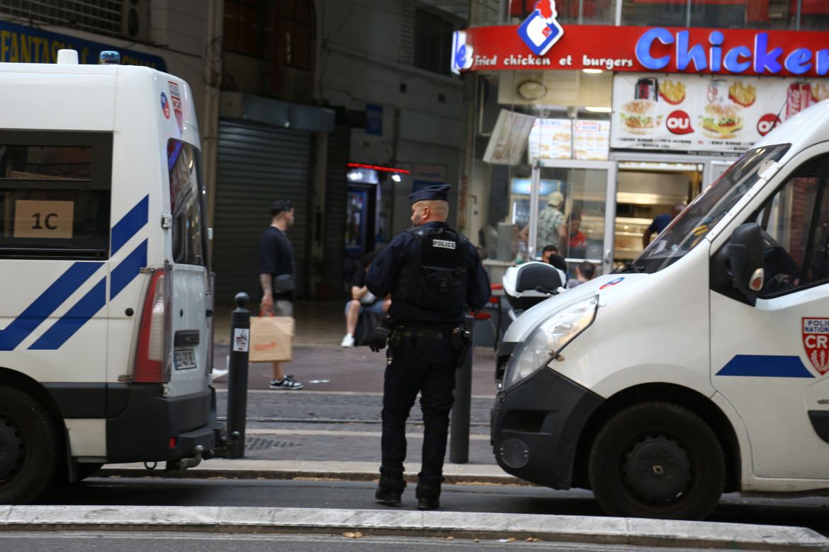 Poliziotti francesi per le strade di Marsiglia foto Getty Images /Naseer Turkmani