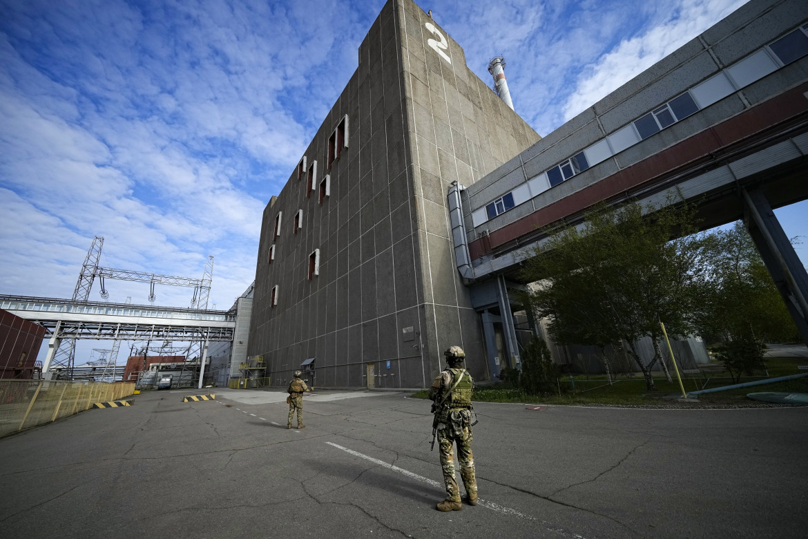 Soldati russi nella centrale nucleare di Zaporizhzhia foto Ap