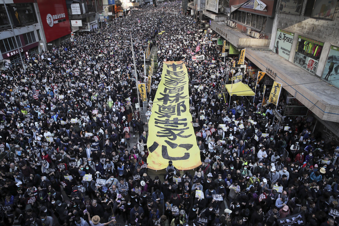 Manifestazioni pro democrazia a Hong Kong nel 2019 foto di Kin Cheung/Ap