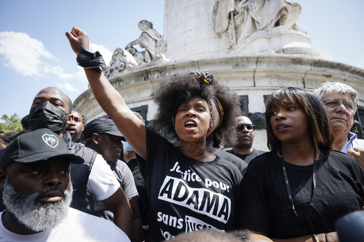 Assa Traoré in corteo a Parigi foto Ap