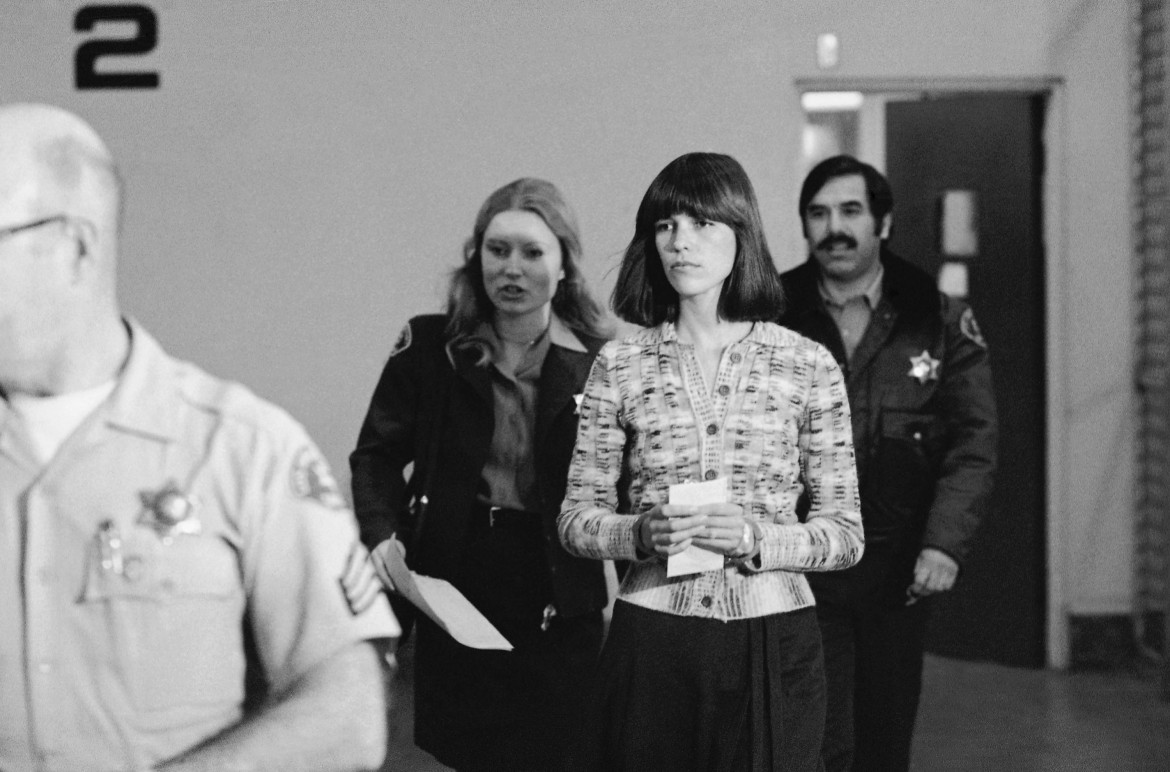 L'ex seguace di Charles Manson Leslie Van Houten, scortata dai vice dello sceriffo, lascia l'edificio del tribunale penale di Los Angeles il 27 dicembre 1976 foto Ap