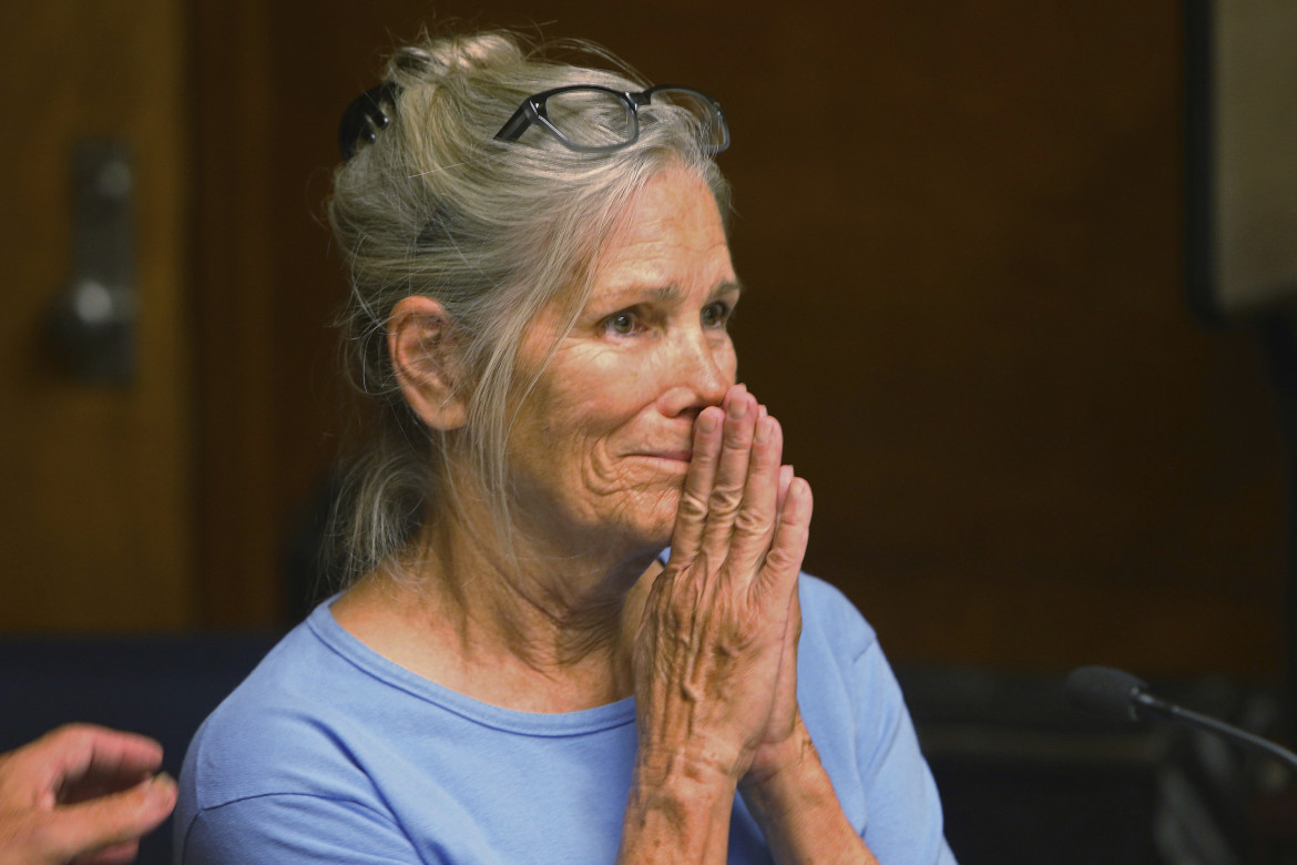 Leslie Van Houten reagisce dopo aver sentito che ha diritto alla libertà condizionale foto Ap