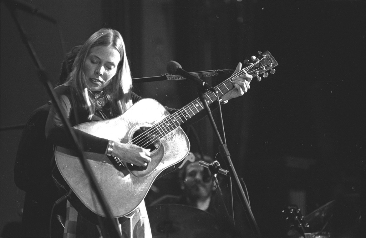 Un’immagine giovanile di Joni Mitchell, foto Getty Images