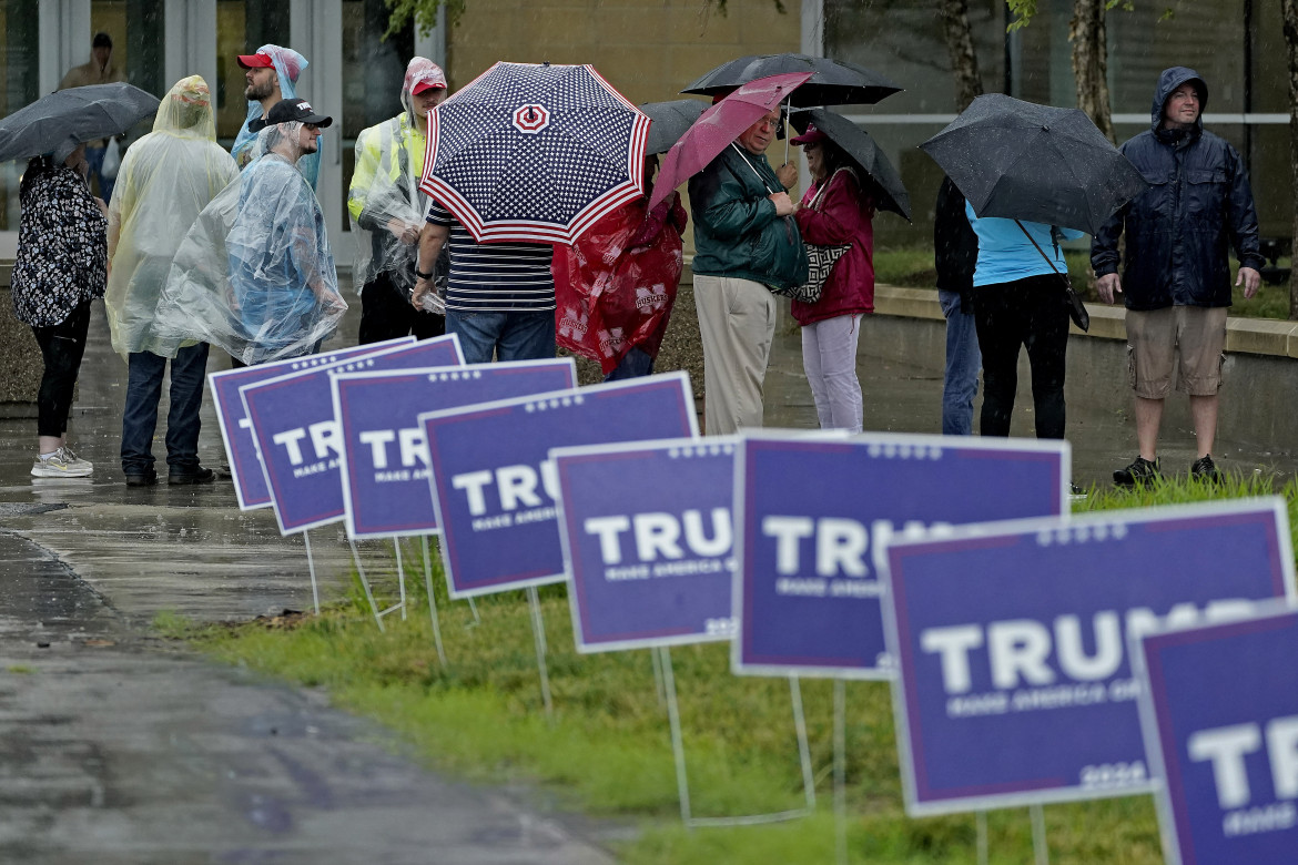 Persone in attesa dell’inizio di un rally di Donald Trump Ap