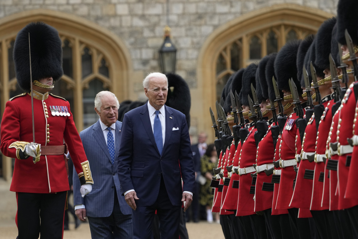 Il presidente Usa Joe Biden con il re Charles III al Castello di Windsor foto di Susan Walsh/Ap